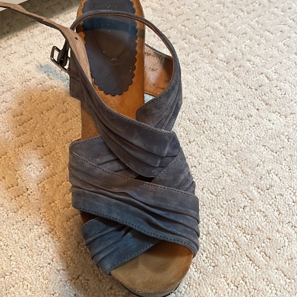 Blue suede high heel. - Picture 3 of 4